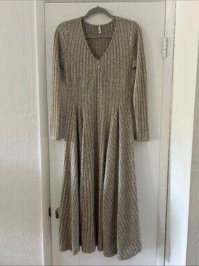 NWT HALARA Ribbed V‑Neck Long Sleeve Flared Knit Dress in Taupe Size M